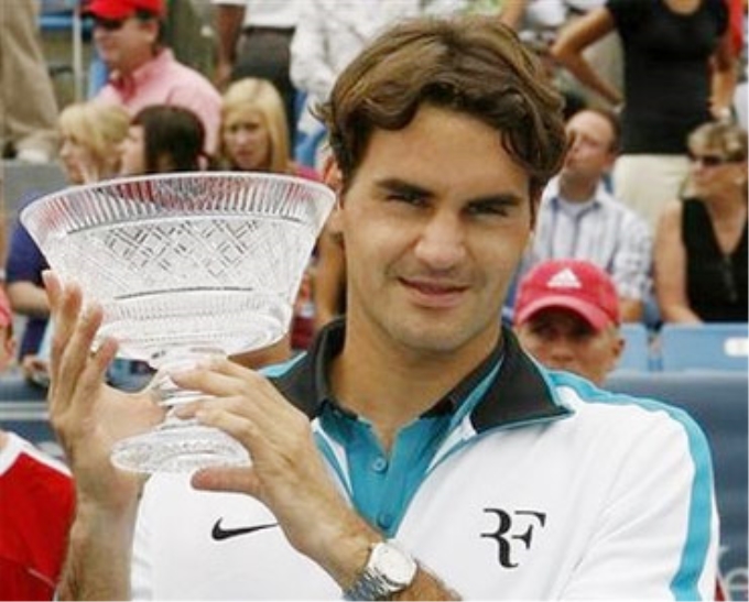 Roger Federer nhận Cup